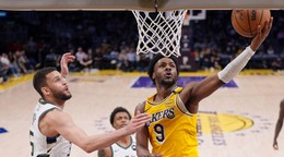 Basketbalista Los Angeles Lakers Bronny James (vpravo).