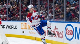 Juraj Slafkovský sa teší po strelenom góle v zápase NHL Vancouver Canucks - Montreal Canadiens.