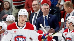 Juraj Slafkovský v zápase NHL. V pozadí tréner Martin St. Louis.