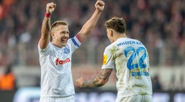 Futbalisti Holstein Kiel oslavujú gól.