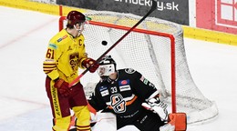 Na snímke vpravo brankár Dominik Riečický (Košice) inkasuje prvý gól, vľavo Filip Ahl (Trenčín).