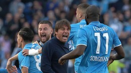 Tréner Antonio Conte s hráčmi SSC Neapol po víťazstve.