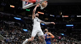 Sandro Mamukelašvili dáva kôš v zápase zámorskej NBA San Antonio Spurs - New York Knicks.