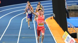 Jakob Ingebrigtsen oslavuje víťazstvo v behu na 3000 m.