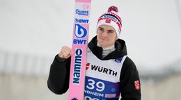 Nórsky skokan na lyžiach Marius Lindvik podvádzal pri súťaži na veľkom mostíku počas MS 2025.