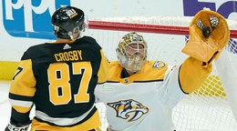 Juuse Saros a Sidney Crosby.