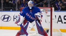 Jonathan Quick v bránke New York Rangers.