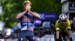 Remco Evenepoel zdolal Wouta van Aerta v závere klasiky Brabantský šíp 2025.
