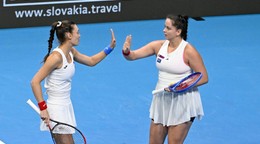 Na snímke slovenský deblový pár Tereza Mihalíková (vľavo) a Viktória Hrunčáková (vpravo).