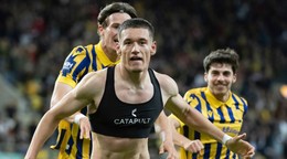 Gólová radosť futbalistov DAC, v popredí strelec gólu Damir Redzic.