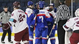 Slovenskí hokejisti oslavujú gól v zápase Slovensko - Lotyšsko na MS 18.