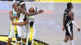 Basketbalisti Indiana Pacers oslavujú víťazstvo.