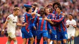 Hráči Crystal Palace oslavujú gól