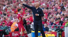 Tréner Arne Slot na lavičke Liverpool FC.