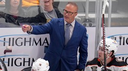 Tréner Greg Cronin na lavičke Anaheim Ducks.