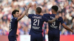 Hráč PSG Goncalo Ramos (vpravo) sa teší z gólu so spoluhráčmi Lucasom Hernandezom a Lee Kang-inom.