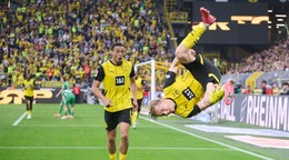 Daniel Svensson oslavuje gól do siete Mönchengladbachu.