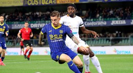 Hráč tímu Cagliari Calcio Antoine Makoumbou (vpravo) a slovenský hráč Verony Tomáš Suslov bojujú o loptu.