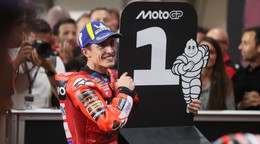 Španielsky motocyklista Marc Marquez oslavuje triumf.
