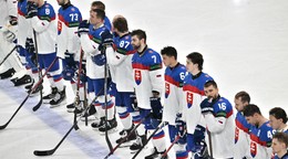 Slovenskí hokejisti po prehre v zápase Slovensko - Lotyšsko v skupine A na MS v hokeji 2025.