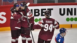 Lotyšský hráč Dans Ločmelis (vľavo) sa teší z gólu so spoluhráčmi počas zápasu A-skupiny Lotyšsko - Slovensko na MS v hokeji 2025. 