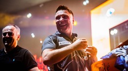 Waleský šípkar Gerwyn Price počas exhibície v Bratislave. 