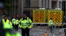 Situácia po náraze auta do ľudí počas osláv klubu Liverpool FC v uliciach mesta po zisku titulu v Premier League.