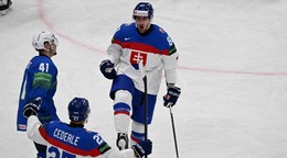 Pavol Regenda oslavuje gól proti Slovinsku na MS v hokeji 2025.