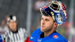 Slovenský brankár Samuel Hlavaj v zápase základnej A- skupiny Slovensko - Slovinsko na MS v hokeji 2025. 