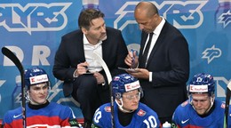 Hráčska lavica slovenskej hokejovej reprezentácie, vľavo tréner Vladimír Országh.