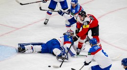 Brankár Samuel Hlavaj, Patrik Hrehorčák, Maxim Čajkovič a Marco Kasper, ktorý strieľa gól v zápase Slovensko - Rakúsko v skupine A na MS v hokeji 2025.