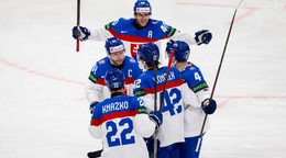 Slovenskí hokejisti oslavujú gól.