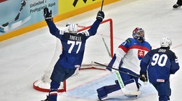 Sacha Treille sa teší z gólu Louisa Boudona v zápase Slovensko - Francúzsko na MS v hokeji 2025.