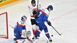 Mário Grman (Slovensko), Ryan O'Reilly (Kanada) a brankár Patrik Rybár (Slovensko) počas zápasu A-skupiny Kanada - Slovensko na MS v hokeji 2025. 