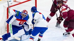 V bráne Samuel Hlavaj počas zápasu Slovensko - Lotyšsko na MS v hokeji 2025. 