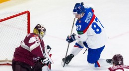 Pavol Regenda strieľa na bránku Lotyšska v zápase skupiny A na MS v hokeji 2025.