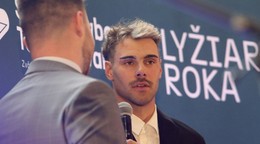 Víťaz ankety Lyžiar roka 2025, snoubordista Samuel Jaroš (vpravo) si preberá ocenenie.