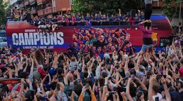 Autobus s futbalistami FC Barcelona počas osláv titulu.