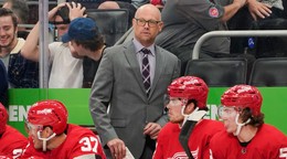 Tréner Jeff Blashill na striedačke Detroitu.