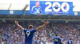 Jamie Vardy oslavuje gól do siete Ipswichu Town.