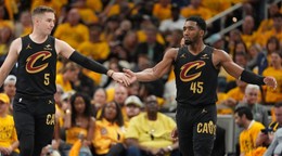 Basketbalisti Clevelandu Sam Merrill (5) a Donovan Mitchell v zápase proti Indiane.