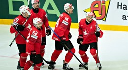 Sven Andrighetto (vpravo) sa so spoluhráčmi teší po strelenom góle v zápase Švajčiarsko - Nórsko v skupine B na MS v hokeji 2025.