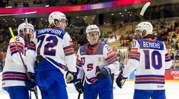 Americkí hokejisti sa tešia z gólu proti Kazachstanu na MS v hokeji 2025.