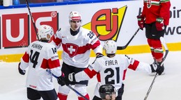 Hokejisti Švajčiarska oslavujú gól do siete Maďarska na MS v hokeji 2025.