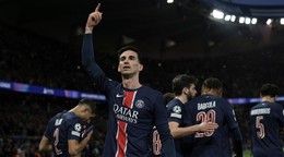 Futbalisti PSG oslavujú gól.