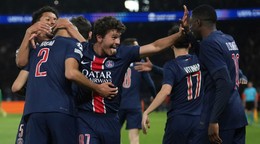 Futbalisti PSG oslavujú gól.