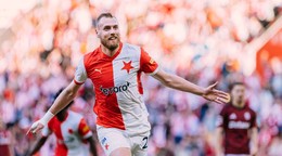 Útočník Slavie Tomáš Chorý oslavuje gól do siete Sparty Praha.