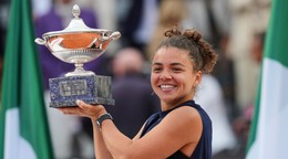 Jasmine Paoliniová s trofejou po triumfe na turnaji WTA v Ríme.