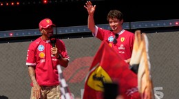 Lewis Hamilton (vľavo) a Charles Leclerc.