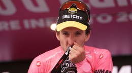 Britský cyklista Simon Yates je víťazom pretekov Giro d'Italia 2025.